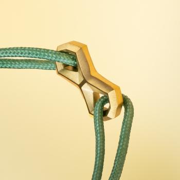 Preview: 1,5 mm grünes Nylonarmband mit einem Titan-Unendlichkeitszeichen - Infinity Green Gold